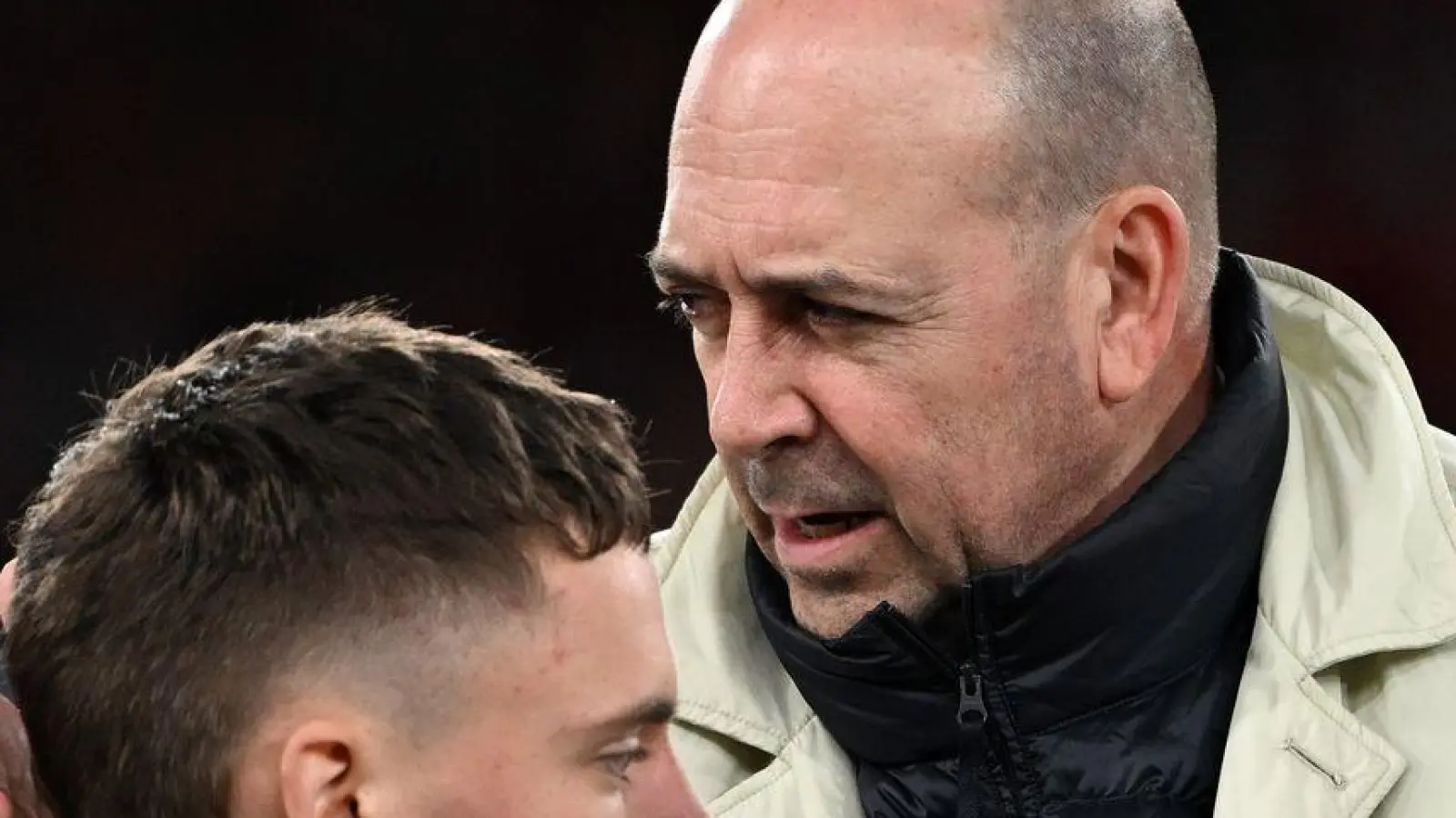 Leverkusen-Boss Fernando Carro (M) ist froh, dass Florian Wirtz (l) nicht zum FC Bayern gewechselt ist. (Foto: Federico Gambarini/dpa)