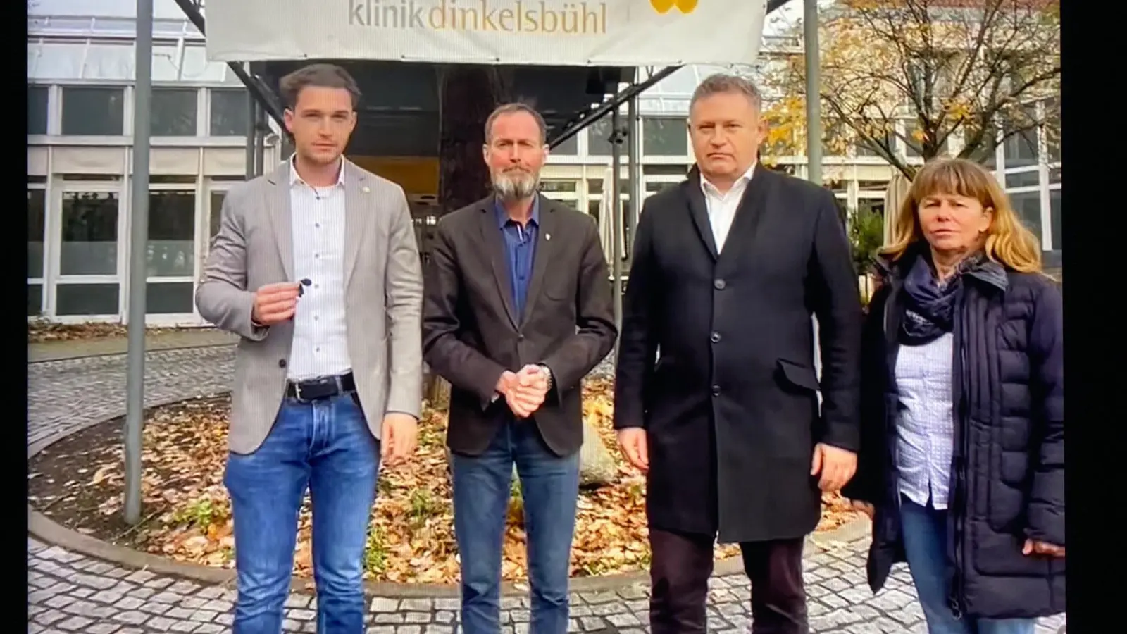 Für das Video postierten sich (von links) JU-Kreisvorsitzender Valentin Huber, OB Dr. Christoph Hammer, CSU-Fraktionsvorsitzender Klaus Huber und Bürgermeisterin Nora Engelhardt vor dem Krankenhaus. (Screenshot: Privat)