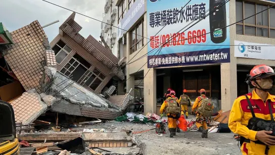 Feuerwehrleute bei der Suche nach Verschütteten in einem eingestürzten Wohnhaus nach einem Erdbeben im Osten Taiwans. (Foto: -/Hualien County Fire Department/AP/dpa)
