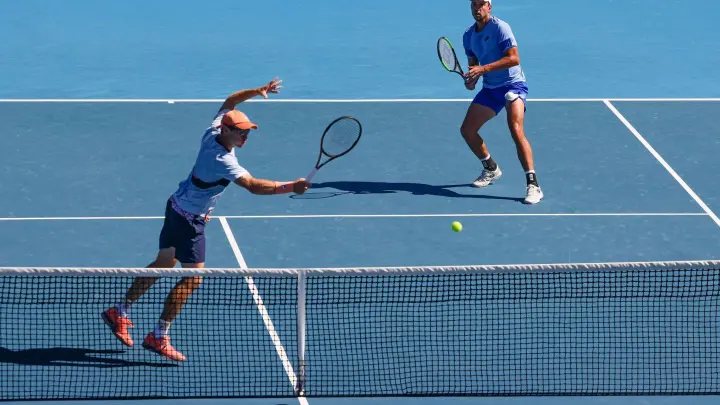 Stehen in Australien im Viertelfinale: Andreas Mies (r) und John Peers. (Foto: Frank Molter/dpa)