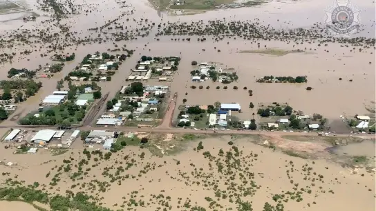Von Hochwasser umgebene Gebäude in Burketown in Australien. (Foto: Supplied/QLD POLICE/dpa)