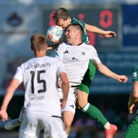 Die Null stand in der ersten Halbzeit bei der SpVgg Ansbach: Hier ein Kopfballduell zwischen dem Eichstätter Florian Lamprecht und Mirko Puscher (helles Trikot). (Foto: JT-Presse/Johannes Traub)