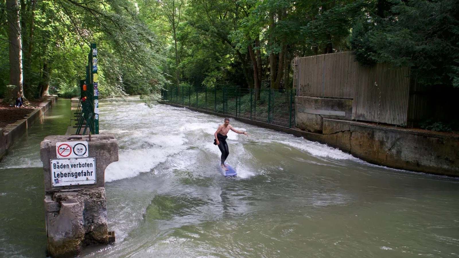 Bald der zweite offizielle Surfspot im Englischen Garten: die Dianabadschwelle. (Foto: Michel Faulhaber/dpa)