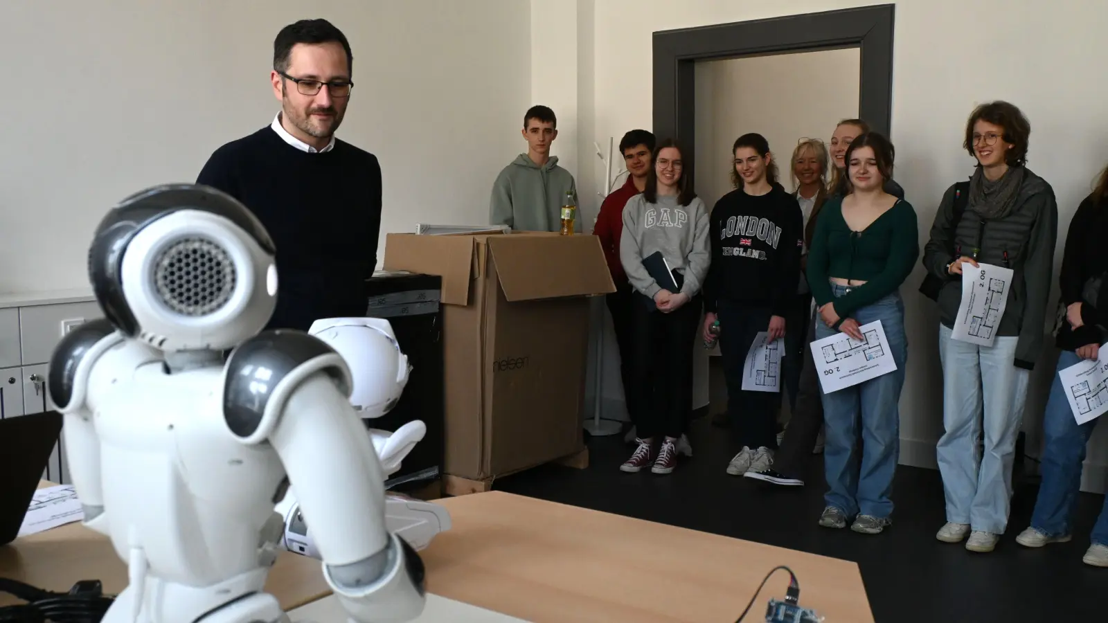 Professor Dr. Alexander Piazza zeigte den Jugendlichen, wofür die Roboter des Campus verwendet werden und wie sie funktionieren. (Foto: Luca Paul)
