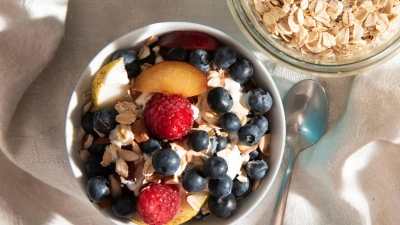 Für Bissfestes: Kernige Flocken bleiben in Müsli und Gebäck stabil. (Foto: Anna Hirte/dpa-tmn)