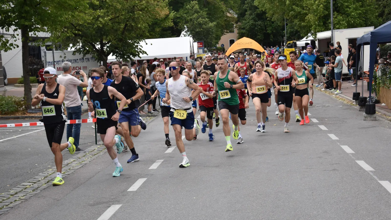 Die Schnellsten gleich beim Start vorneweg: ganz links mit der 646 der Zweitplatzierte Moritz Aschoff, daneben mit der 634 der Sieger Joseph Hof. (Foto: Jörg Behrendt)
