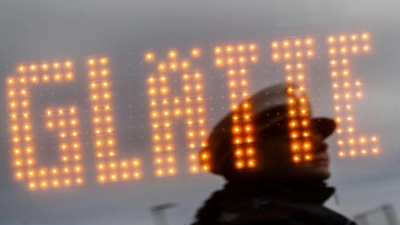 Auf dem Flughafen Wien ist der Betrieb wegen Glatteis vorübergehend eingestellt worden. (Symbolfoto) (Foto: Marijan Murat/dpa)