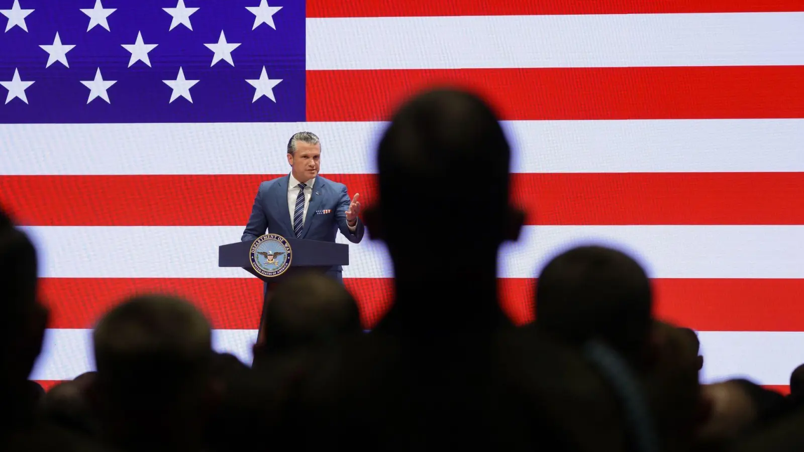 Hegseths verteidigt vor Militärs bereits erfolgte Veränderungen - und kündigt weitere an.  (Foto: Alex Wong/Pool Getty Images North America/AP/dpa)