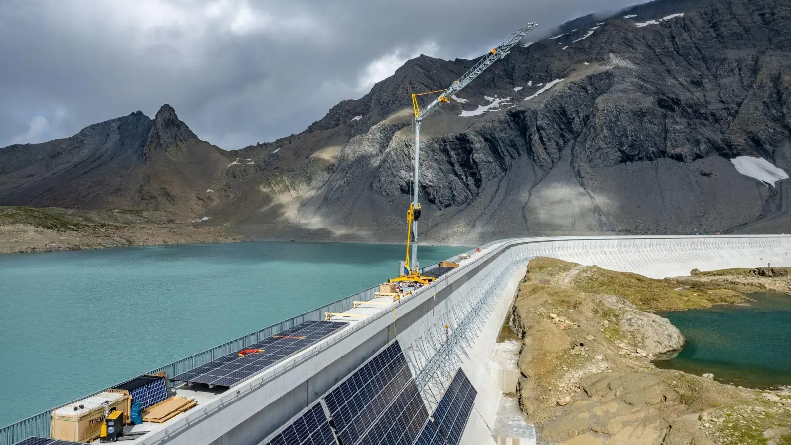 Bau einer alpinen Solaranlage an der Muttsee-Staumauer. (Foto: Daniel Werder/Axpo/dpa)