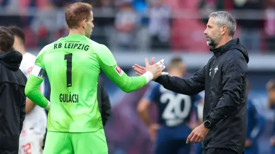 Leipzigs Trainer Marco Rose und Torwart Peter Gulacsi klatschen sich nach einem Spiel ab. (Foto: Jan Woitas/dpa)