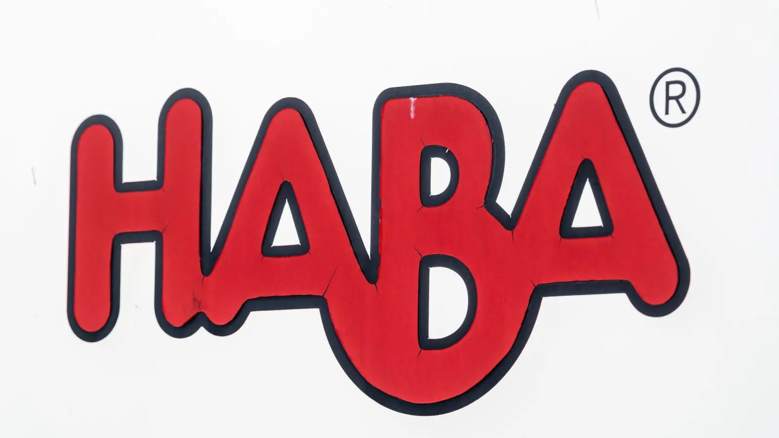Ein Haba Logo steht auf einem Hinweisschild beim Familien Outlet Bad Rodach. (Foto: Daniel Vogl/dpa/Archivbild)
