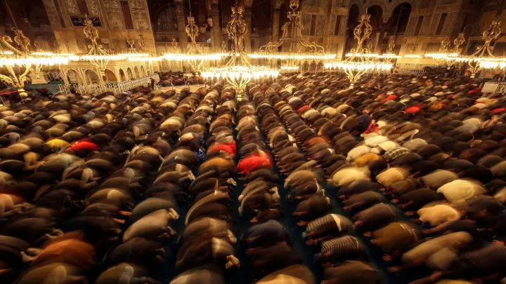 Muslimische Gläubige am Vorabend des ersten Tages des Fastenmonats Ramadan in der Hagia-Sophia-Moschee in Istanbul beim  Nachtgebet. (Foto: Emrah Gurel/AP/dpa)