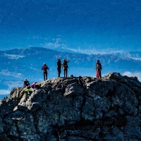 Herbstwandern in den Bergen: Witterung und Wegbeschaffenheit können sich in kurzer Zeit stark verändern und die Anforderungen deutlich erhöhen. (Foto: Armin Weigel/dpa/dpa-tmn)