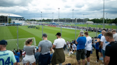 3.700 Fans verfolgten den Trainingsauftakt auf Schalke.  (Foto: Fabian Strauch/dpa)