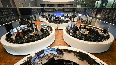 Frankfurter Börse: Die Dax-Konzerne steigern in Summe ihre Gewinne, aber die Lage ist zweigeteilt. (Archivbild) (Foto: Arne Dedert/dpa)