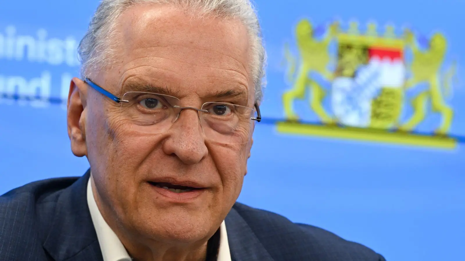 Innenminister Herrmann stellt eine neue Übersetzungs-App für die Polizei vor. (Archivbild)  (Foto: Arne Dedert/dpa)