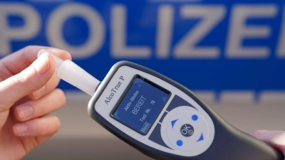 Ein stark alkoholisierter Fahrer verursachte in der Nürnberger Südstadt mehrere Unfälle. Erst nach einer Kollision an einer Kreuzung stoppte ihn die Polizei. (Symbolbild) (Foto: Marcus Brandt/dpa)