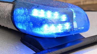 Ein Streifenwagen der Polizei steht mit eingeschaltetem Blaulicht an einem Einsatzort. (Symbolbild: Carsten Rehder/dpa)