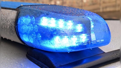 Ein Streifenwagen der Polizei steht mit eingeschaltetem Blaulicht an einem Einsatzort. (Symbolbild: Carsten Rehder/dpa)