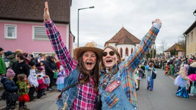 Wenn Menschen in bunten Kostümen, mitreißende Musik und geschmückte Wagen durch die Emskirchner Straßen ziehen, ist es wieder Zeit für den Faschingsumzug.  (Foto: Mirko Fryska)