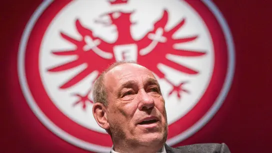 Präsident Peter Fischer spricht bei der Mitgliederversammlung von Eintracht Frankfurt. (Foto: Frank Rumpenhorst/dpa)