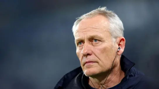 Der SC Freiburg verlängerte den Vertrag von Trainer Christian Streich. (Foto: Tom Weller/dpa)