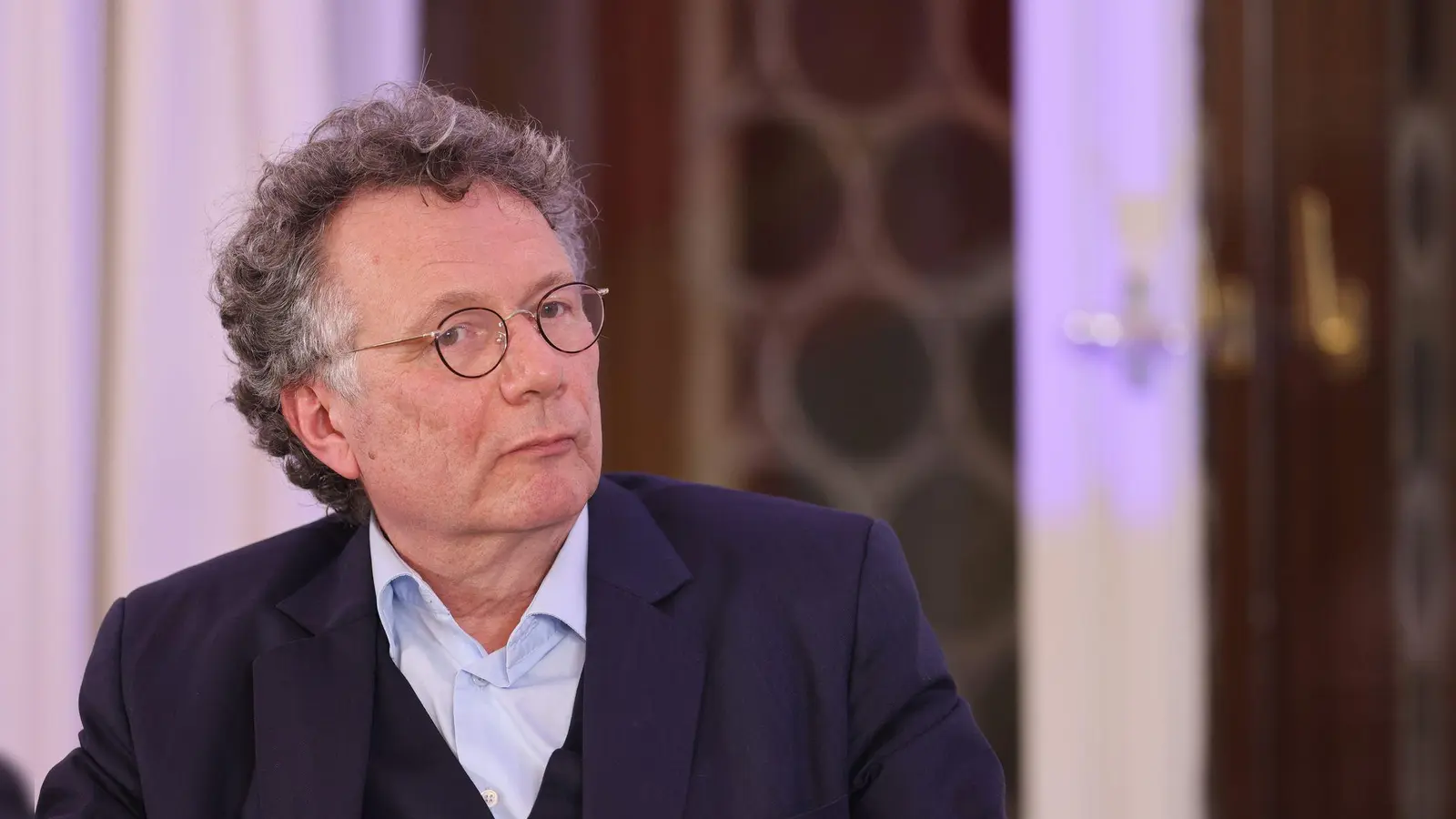 Der Schriftsteller Ingo Schulze kommt 2026 als Poetikprofessor nach Bamberg – im Gepäck hat der 1962 Geborene auch sein neuestes Werk. (Archivbild) (Foto: Jan Woitas/dpa)