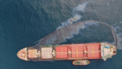 Der Ölteppich breitet sich um das Schiff herum aus. (Foto: -/HM Government of Gibraltar/AP/dpa)