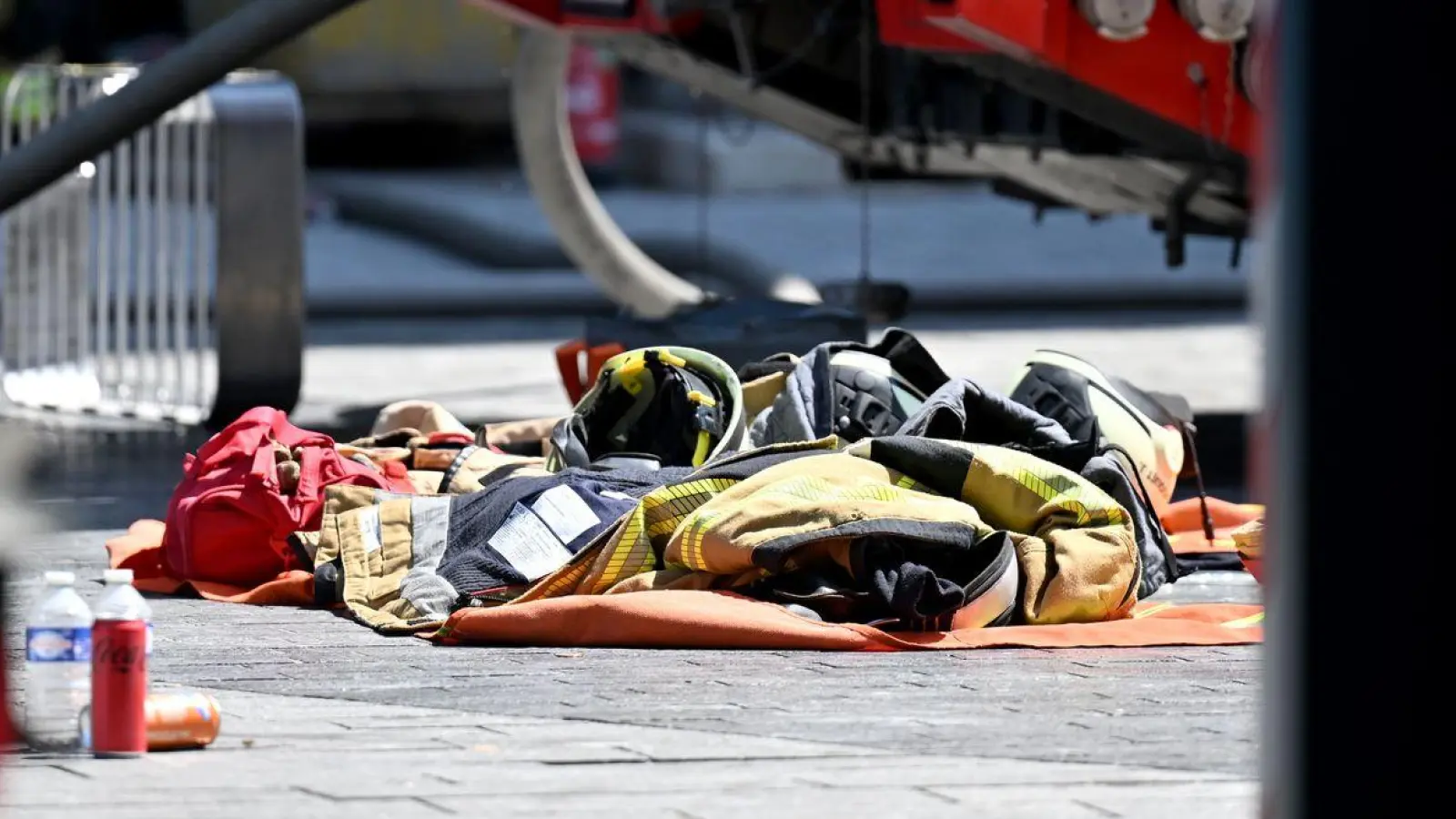 Rettungskräfte brachten mindestens zwei Menschen nach dem Brand mit Verbrennungen in ein Krankenhaus.  (Foto: Emile Windal/Belga/dpa)