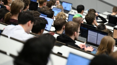 In der Studienplatzbörse der Hochschulrektorenkonferenz finden Interessierte seit dem 1. August noch verfügbare Studiengängen mit und ohne Zulassungsbeschränkung. (Foto: Bernd Weißbrod/dpa/dpa-tmn)