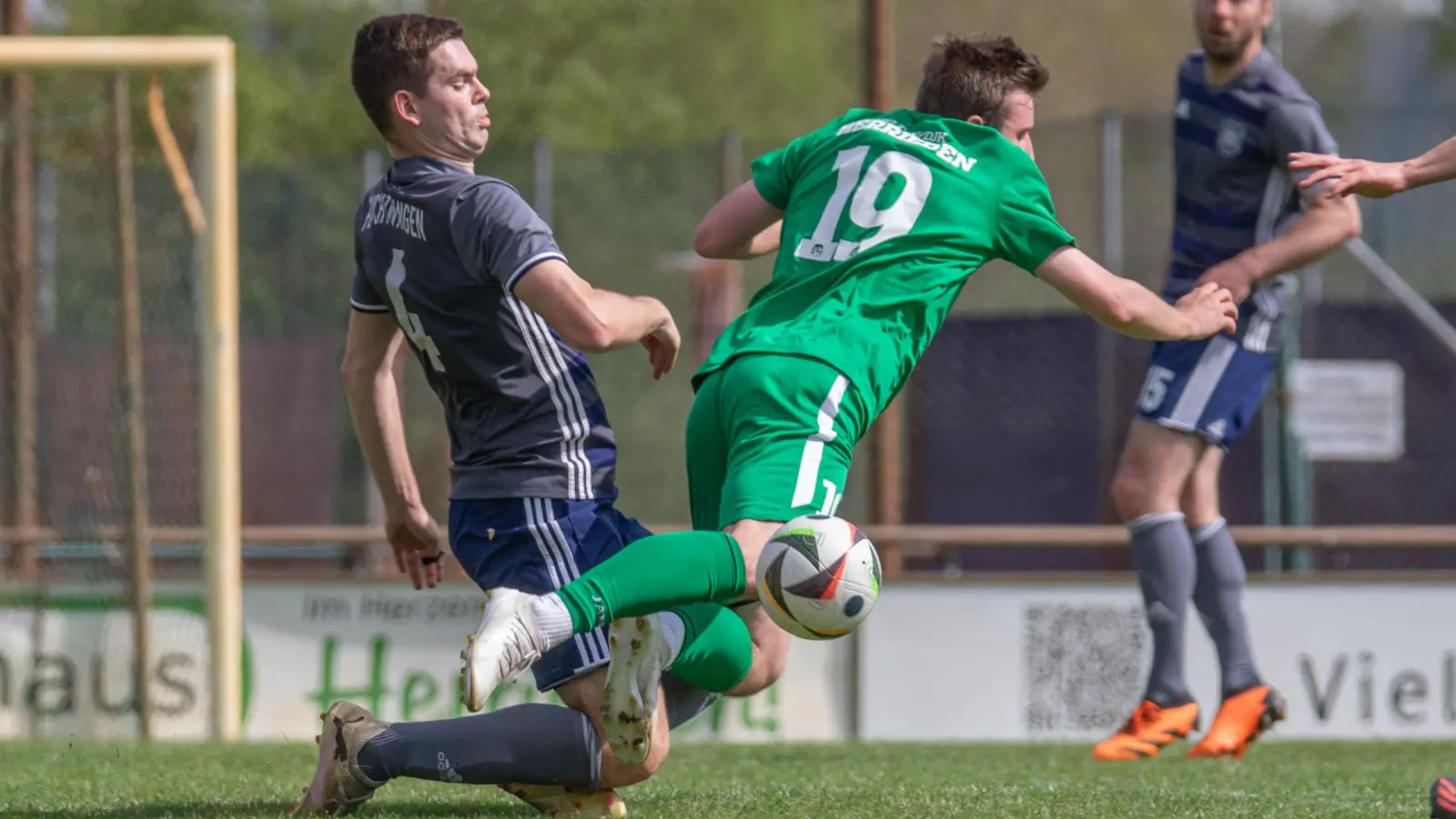 Am Tabellenende wird besonders hart um jeden Ball und Punkt gekämpft, so wie hier im Duell TuS Feuchtwangen (links Jan Scholz) gegen SG Herrieden (rechts Maximilian Christ Herrieden). (Foto: Markus Zahn)
