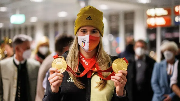 Natalie Geisenberger, deutsche Rennrodel-Olympionikin, wird am Flughafen von einer Delegation aus Berchtesgaden empfangen. (Foto: Matthias Balk/dpa)