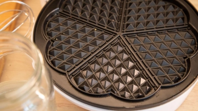 Lässt sich ein Waffeleisen einfach mit einem Stärke-Teig reinigen? (Foto: Christin Klose/dpa-tmn)