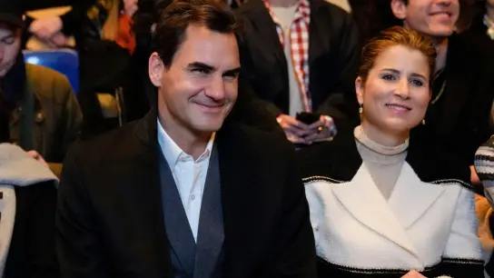 Roger Federer, ehemaliger Tennisspieler aus der Schweiz, und seine Ehefrau Mirka Federer bei der Präsentation der Chanel Haute Couture Frühjahr-Sommer Kollektion 2023. (Foto: Christophe Ena/AP/dpa)