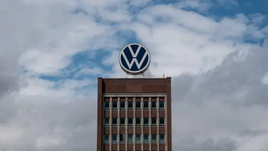 Wolken ziehen über das Markenhochhaus von Volkswagen auf dem Konzerngelände in Wolfsburg. VW hat Quartalszahlen vorgelegt. (Foto: Melissa Erichsen/dpa)