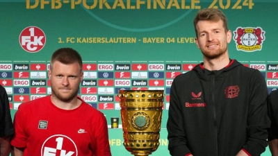 Der Respekt zwischen Kaiserslauterns Trainer Friedhelm Funkel (l) und Leverkusen-Coach Xabi Alonso (r) sehr groß. (Foto: Soeren Stache/dpa)