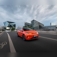 Kleinwagen mit großer Reichweite: Der BYD Dolphin G DM-i kombiniert Plug-in-Hybrid-Technologie mit bis zu 1.040 Kilometern Gesamtreichweite. (Foto: BYD/dpa-tmn)