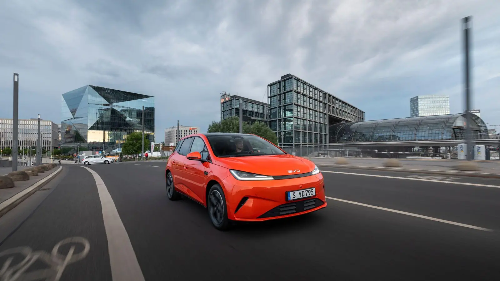 Kleinwagen mit großer Reichweite: Der BYD Dolphin G DM-i kombiniert Plug-in-Hybrid-Technologie mit bis zu 1.040 Kilometern Gesamtreichweite. (Foto: BYD/dpa-tmn)