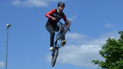 Coole Sprünge und interessante Abfahrten: Trickradfahrer wie Michael Wust (im Bild) haben den neuen Bikepark am Obernzenner Sportplatz eingeweiht. Realisiert wurde die Anlage durch eine Vielzahl von Spenden und mit großem Engagement aus der Bürgerschaft. (Foto: Yvonne Neckermann)