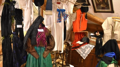 Im Obergeschoss des Auracher Vogteimuseums ist unter anderem diese katholische Frauentracht zu sehen, die um das Jahr 1850 in Herrieden getragen wurde. (Foto: Werner Wenk)