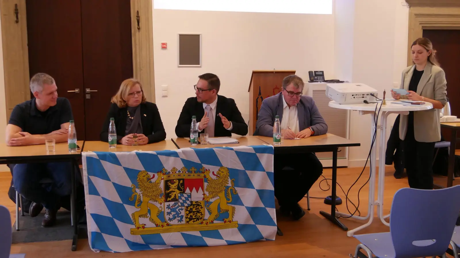 Christian Zwanziger (Grüne), Gabi Schmidt (Freie Wähler), Werner Stieglitz (CSU) und Harry Scheuenstuhl (SPD) wurden von Sophie Hüttemann (von links) die Fragen der Klassenstufe 12 der FOS vorgelegt. (Foto: Ulli Ganter)