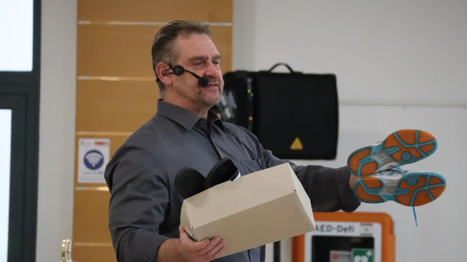 Sportschuhe gefällig? Vier Stunden lang preist Auktionator Thorsten Krömker im Ansbacher Onoldiasaal Fundsachen an.  (Foto: Gudrun Bayer)