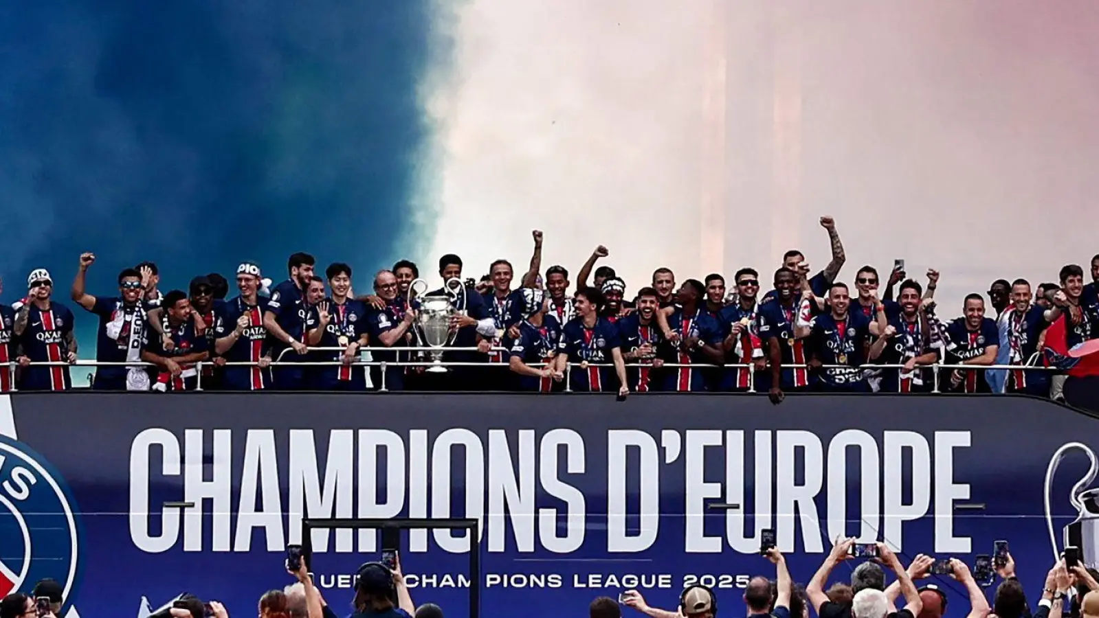 Jubelnde Sieger: Die Spieler von Paris Saint-Germain feiern in einem Bus auf der Avenue des Champs-Elysees den Triumph in der Champions League (Foto: Thibaud Moritz/AFP/dpa)