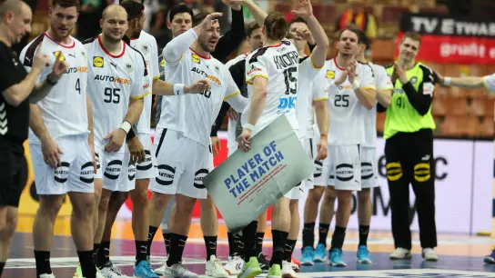 Die deutschen Handballer jubeln nach dem Sieg gegen Katar. (Foto: Jan Woitas/dpa)