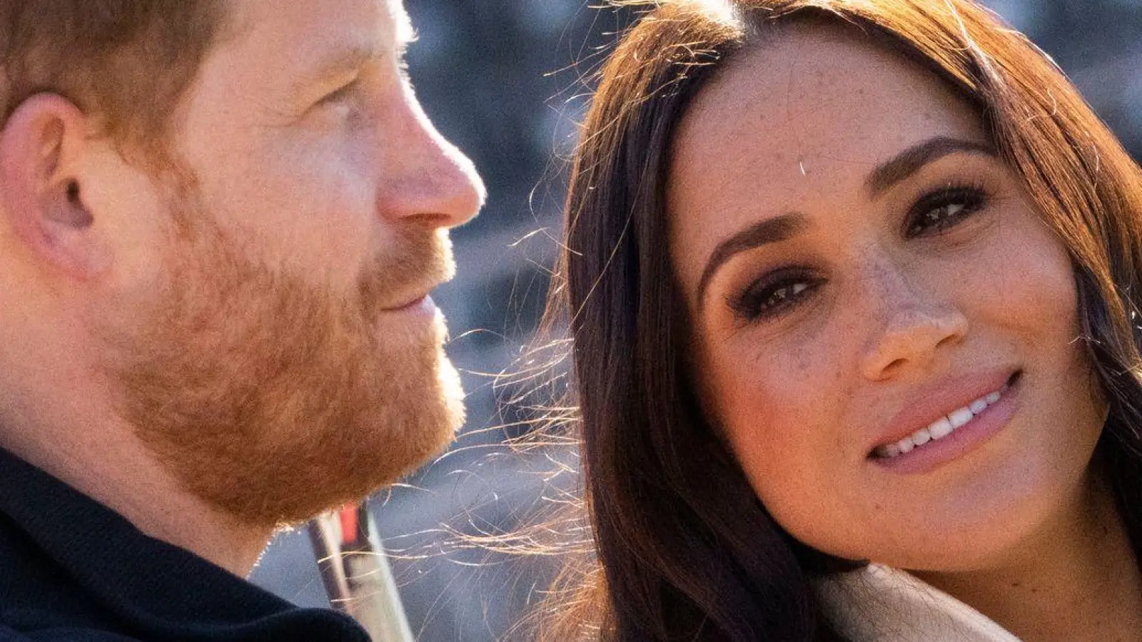 Harry und Meghan hatten sich vor Jahren vom engeren Kreis der Royals losgesagt. (Archivbild) (Foto: Peter Dejong/AP/dpa)