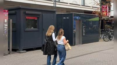 Diese Toilette in der Kölner Innenstadt wird ständig bewacht - und das ist ganz schön teuer. (Foto: Dominik Kotzur/dpa)