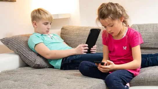 Damit Kinder mit Social Media richtig aufwachsen, sollten Eltern von Beginn an wachsam sein und Regeln setzen. (Foto: Benjamin Nolte/dpa-tmn)
