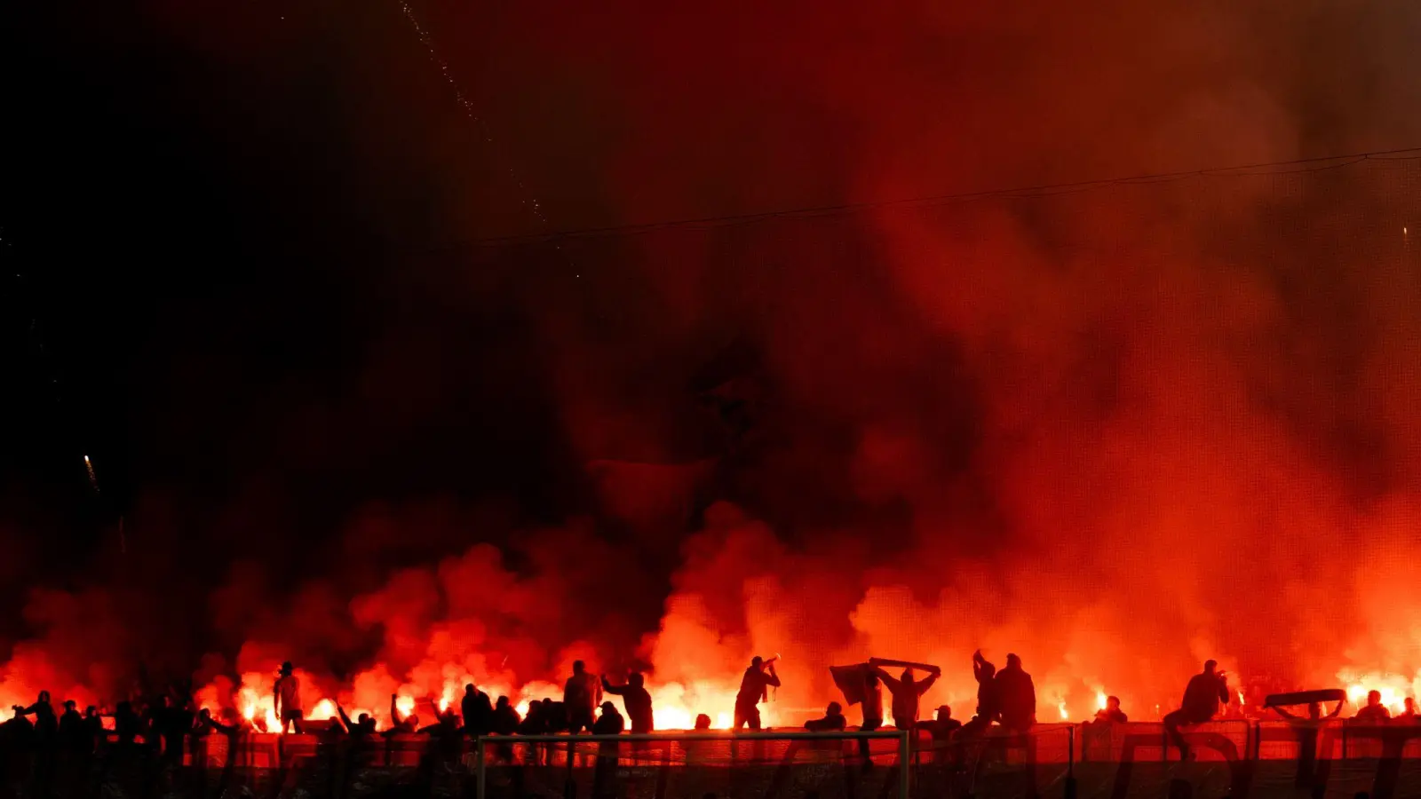 Kölns Ultras zünden Pyrotechnik auf der Südtribüne. (Foto: Rolf Vennenbernd/dpa)