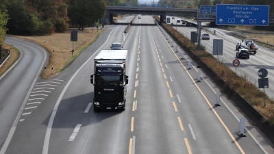 Fast alle Bundesländer haben das Fahrverbot für Lkw an Sonn- und Feiertagen vorübergehend aufgehoben. (Foto: Sascha Thelen/dpa)