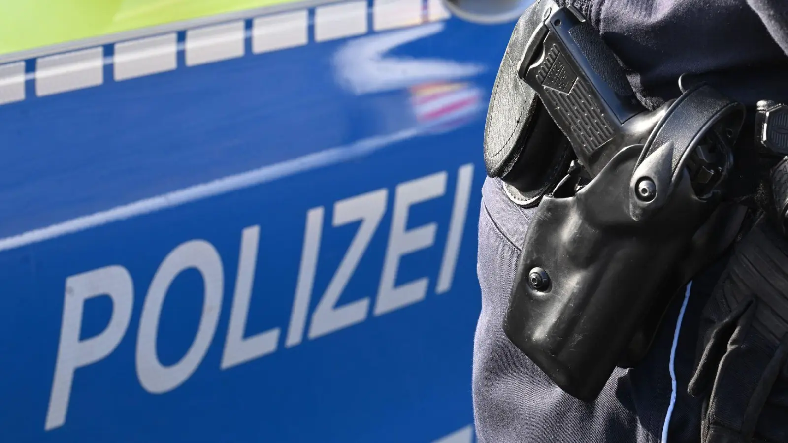 Der 19-Jährige soll die Polizisten mit einer abgebrochenen Glasflasche bedroht haben. (Symbolbild) (Foto: Bernd Weißbrod/dpa)